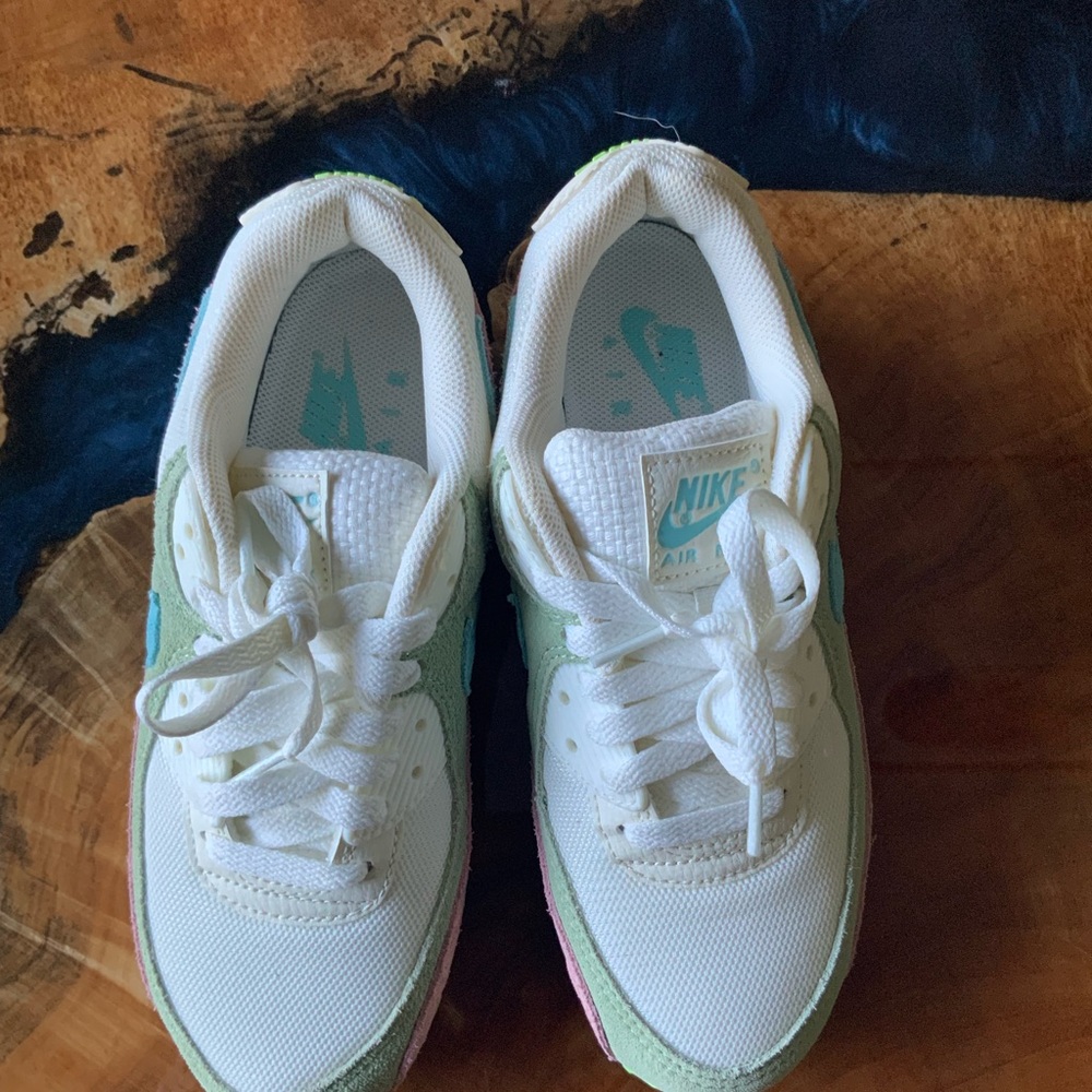 Like New NIKE Air Max 90 White and Pastel Pink Sneakers 7.5